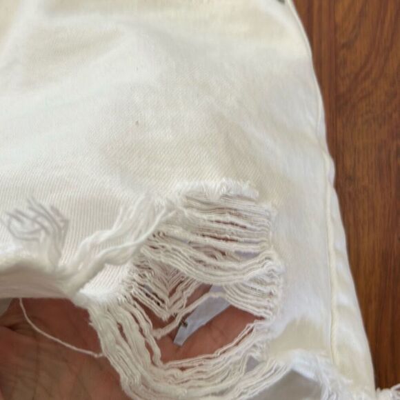 Levi's white high waisted Mom shorts size 26 distressed - Picture 2 of 5
